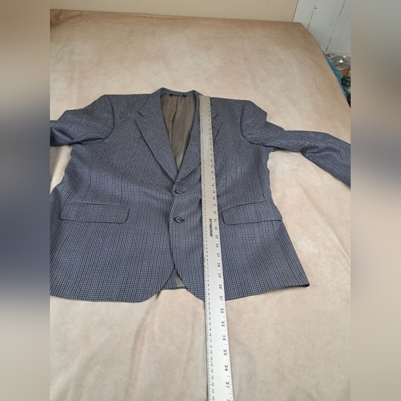 Burberry Gray Blazer with Classic Notched Lapel and Sophisticated Texture - Picture 14 of 16